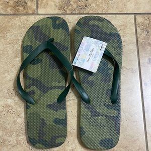 6/$20 Mens flip flops